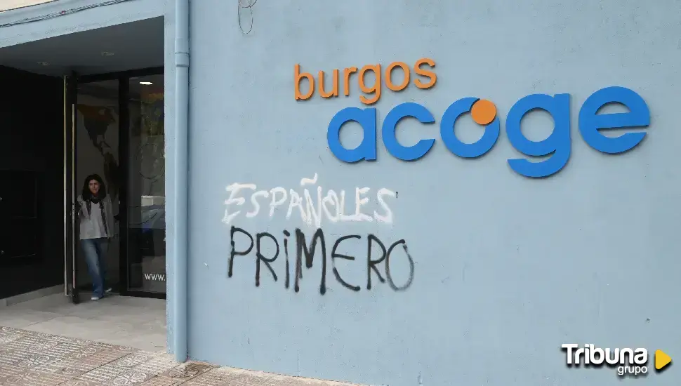 Amanecen con pintadas racistas las sedes de las ONGs que trabajan con inmigrantes en Burgos