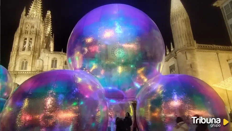 'Evanescent' ilumina la plaza del Rey San Fernando y da la bienvenida a la Navidad burgalesa