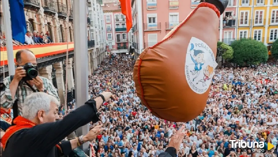 Carlos Sobera, protagonista en el tradicional lanzamiento de la bota