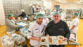 El chef Ricardo Temiño elabora una comida con tintes navideños para los pacientes del HUBU